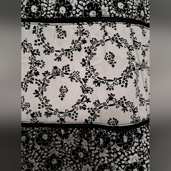 Large black and white skirt from At Last & Company - Picture 3 of 6